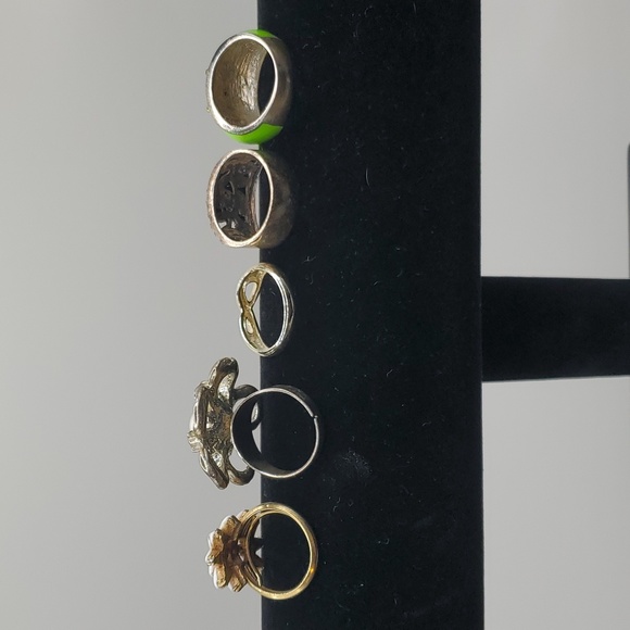 Lot of Five Vintage Costume Rings, Sizes 7-9 (including Trifari) - Picture 3 of 11